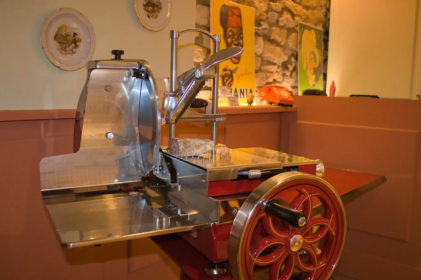 Trancheuse à charcuterie artisanale Maison Roussey au Bistrot Marie – machine manuelle vintage rouge et chrome