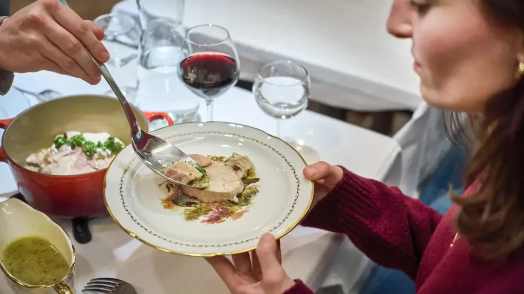Service d'une cocotte à partager chez Bistrot Marie, restaurant de cuisine lyonnaise au cœur du Vieux-Lyon. Bon cadeau restaurant Lyon.