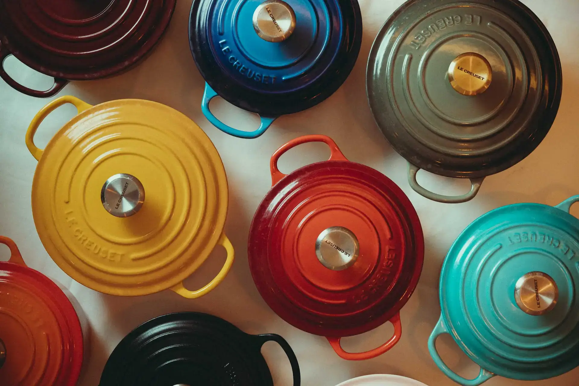 Cocottes en fonte Le Creuset colorées rouge noir jaune turquoise vues de dessus au Bistrot Marie Lyon - Photo © Mathilda Perrot